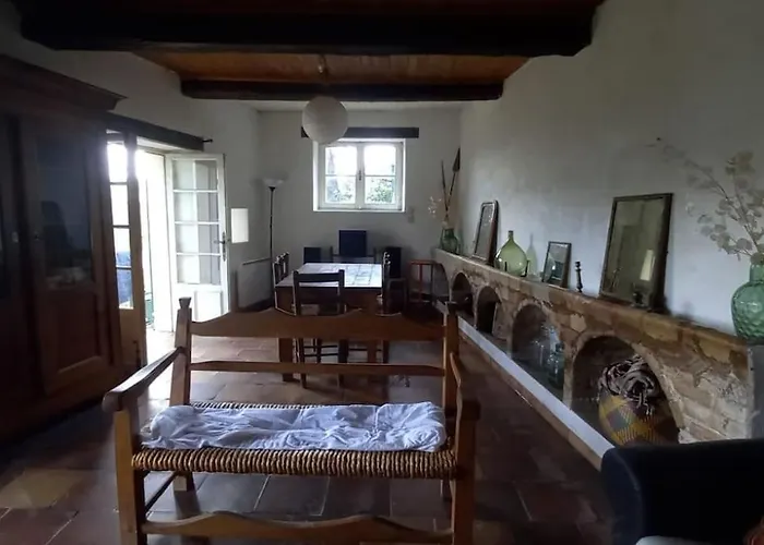 Relai De Randonnées Pédestres, Cévenoles, Bassin En Eau De Source, Randonnées D'ânes Abreuvoir Et Enclos