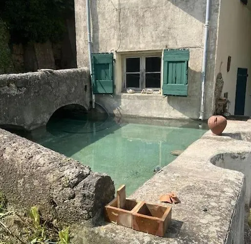 Relai De Randonnées Pédestres, Cévenoles, Bassin En Eau De Source, Randonnées D'ânes Abreuvoir Et Enclos