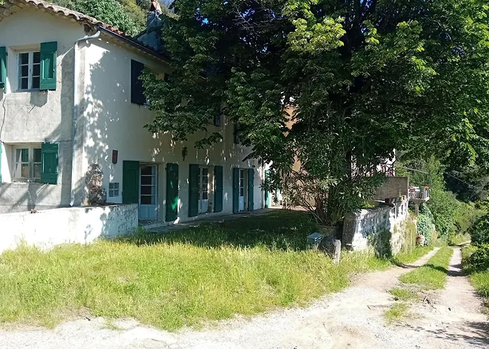 Relai De Randonnées Pédestres, Cévenoles, Bassin En Eau De Source, Randonnées D'ânes Abreuvoir Et Enclos